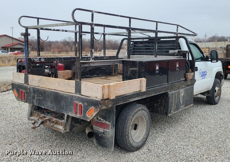 image for item JG9473 2003 Chevrolet Silverado 3500  flatbed pickup truck