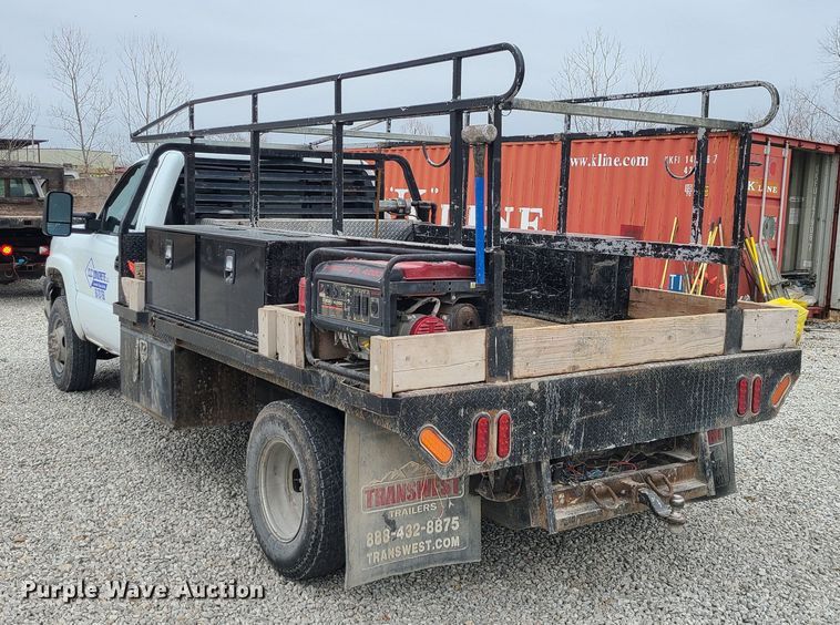 image for item JG9473 2003 Chevrolet Silverado 3500  flatbed pickup truck