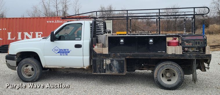 image for item JG9473 2003 Chevrolet Silverado 3500  flatbed pickup truck