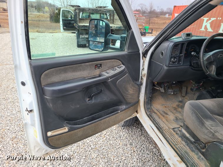 image for item JG9473 2003 Chevrolet Silverado 3500  flatbed pickup truck