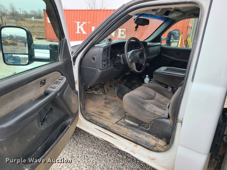 image for item JG9473 2003 Chevrolet Silverado 3500  flatbed pickup truck