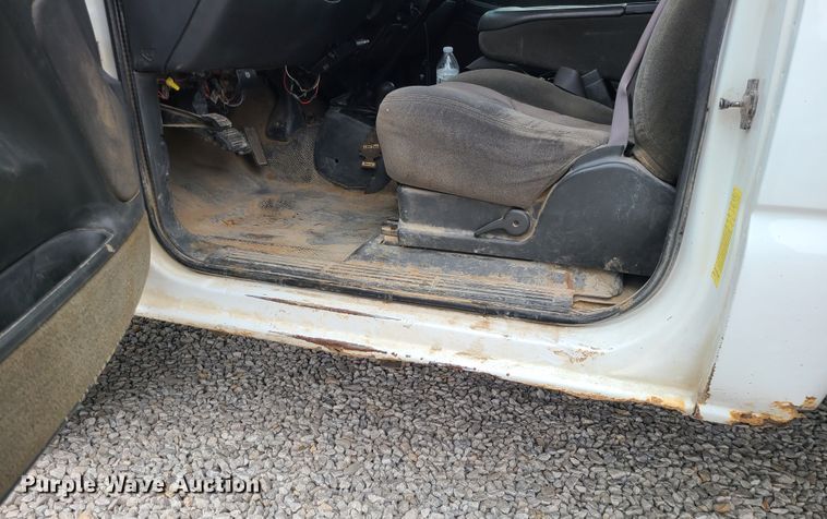 image for item JG9473 2003 Chevrolet Silverado 3500  flatbed pickup truck