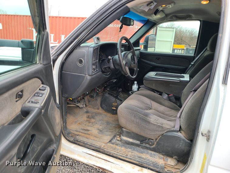 image for item JG9473 2003 Chevrolet Silverado 3500  flatbed pickup truck