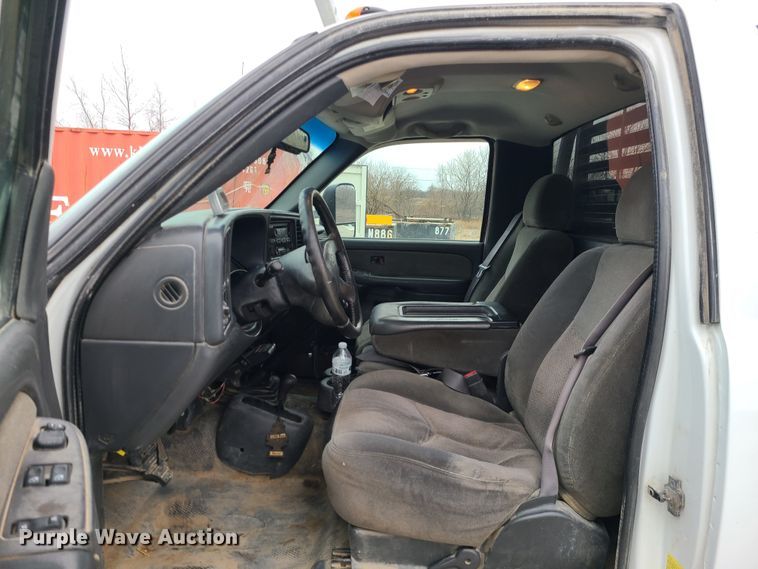 image for item JG9473 2003 Chevrolet Silverado 3500  flatbed pickup truck