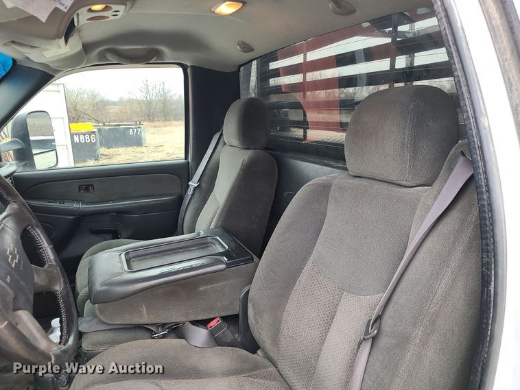 image for item JG9473 2003 Chevrolet Silverado 3500  flatbed pickup truck