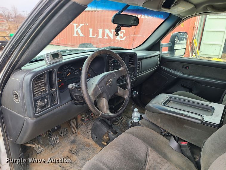 image for item JG9473 2003 Chevrolet Silverado 3500  flatbed pickup truck