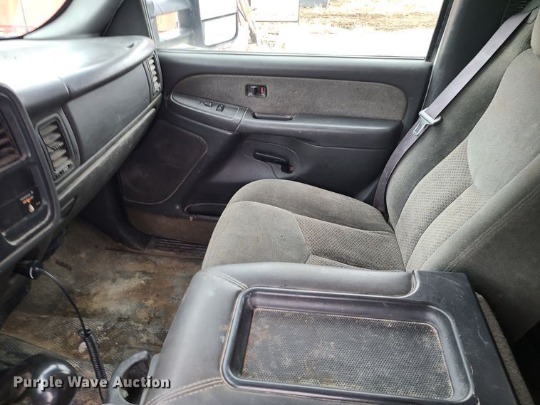 image for item JG9473 2003 Chevrolet Silverado 3500  flatbed pickup truck