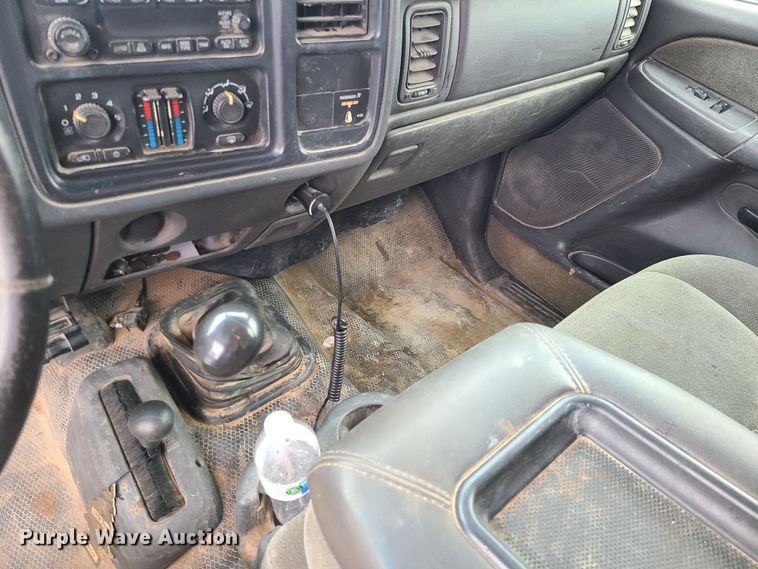 image for item JG9473 2003 Chevrolet Silverado 3500  flatbed pickup truck