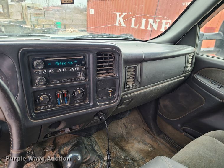 image for item JG9473 2003 Chevrolet Silverado 3500  flatbed pickup truck