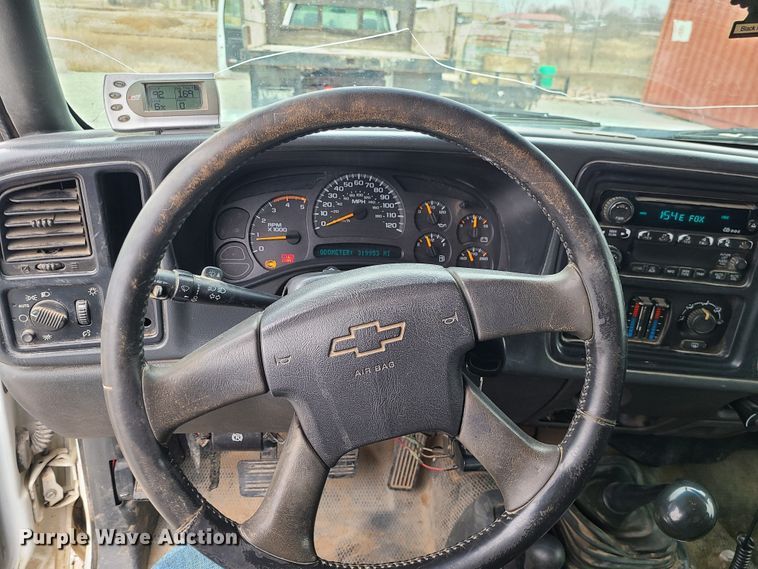 image for item JG9473 2003 Chevrolet Silverado 3500  flatbed pickup truck