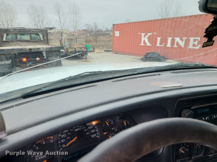 image for item JG9473 2003 Chevrolet Silverado 3500  flatbed pickup truck