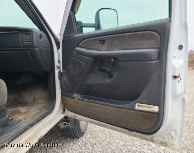 image for item JG9473 2003 Chevrolet Silverado 3500  flatbed pickup truck