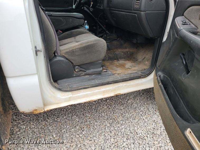 image for item JG9473 2003 Chevrolet Silverado 3500  flatbed pickup truck