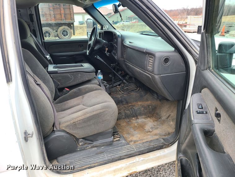 image for item JG9473 2003 Chevrolet Silverado 3500  flatbed pickup truck