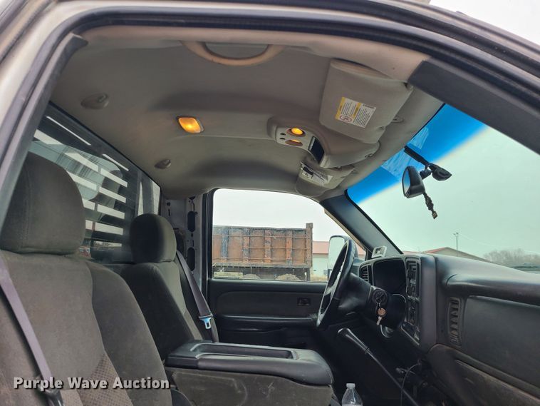 image for item JG9473 2003 Chevrolet Silverado 3500  flatbed pickup truck