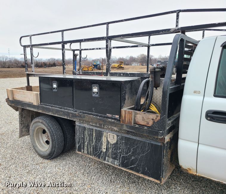 image for item JG9473 2003 Chevrolet Silverado 3500  flatbed pickup truck