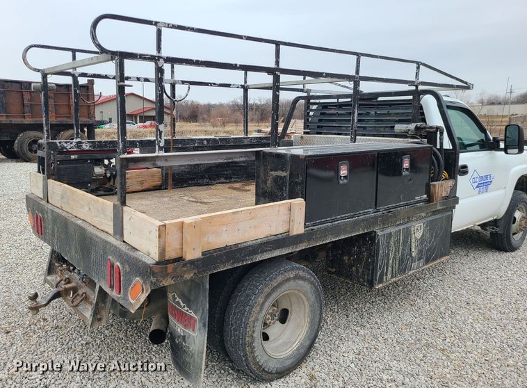 image for item JG9473 2003 Chevrolet Silverado 3500  flatbed pickup truck
