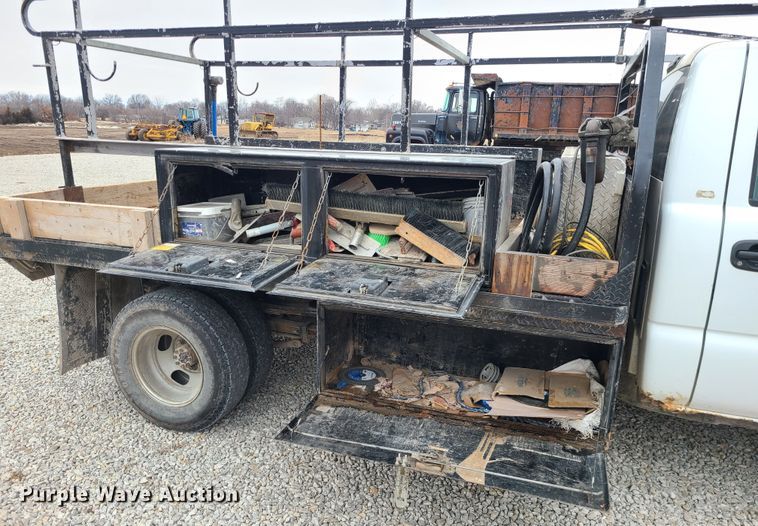 image for item JG9473 2003 Chevrolet Silverado 3500  flatbed pickup truck