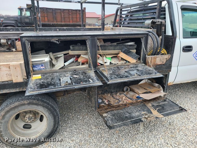 image for item JG9473 2003 Chevrolet Silverado 3500  flatbed pickup truck