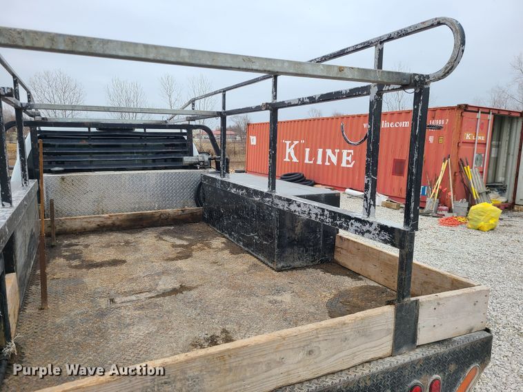 image for item JG9473 2003 Chevrolet Silverado 3500  flatbed pickup truck