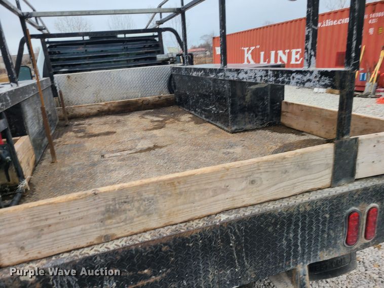 image for item JG9473 2003 Chevrolet Silverado 3500  flatbed pickup truck