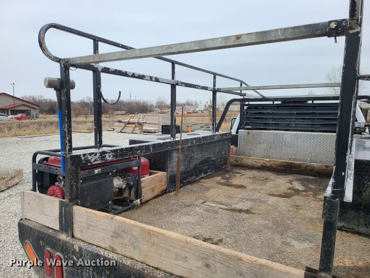 image for item JG9473 2003 Chevrolet Silverado 3500  flatbed pickup truck