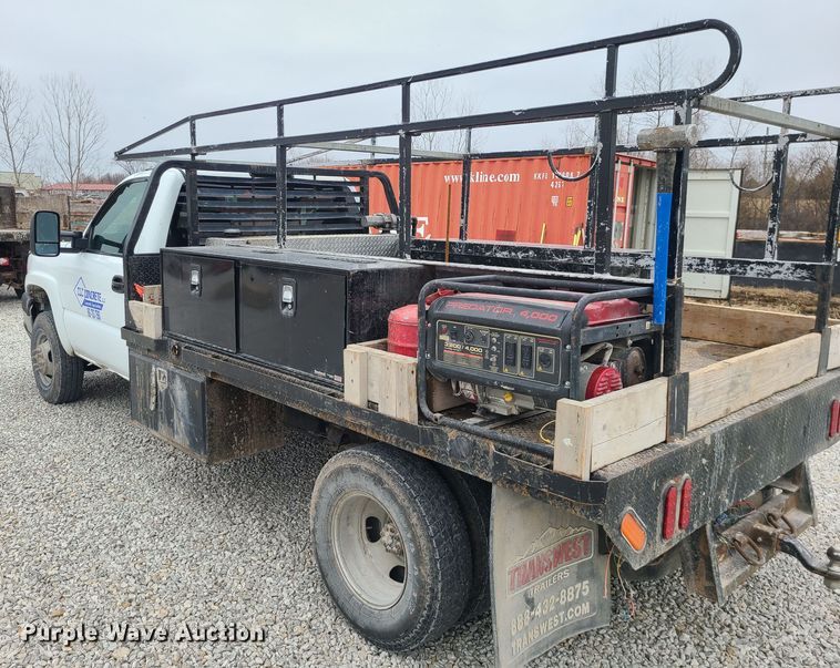 image for item JG9473 2003 Chevrolet Silverado 3500  flatbed pickup truck