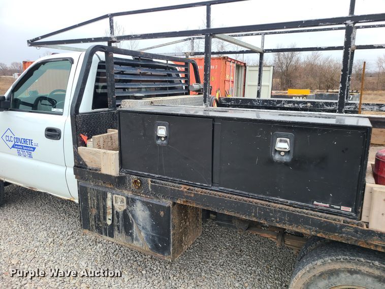 image for item JG9473 2003 Chevrolet Silverado 3500  flatbed pickup truck