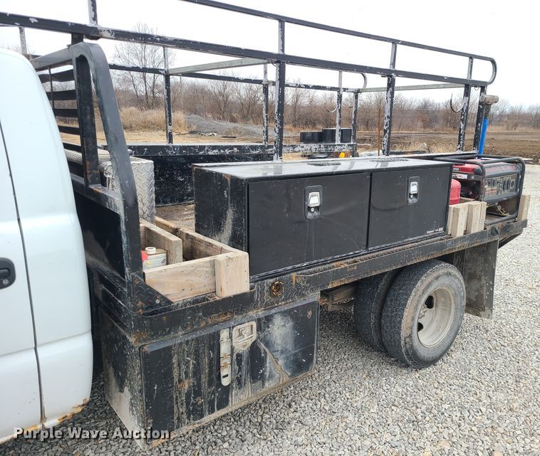 image for item JG9473 2003 Chevrolet Silverado 3500  flatbed pickup truck