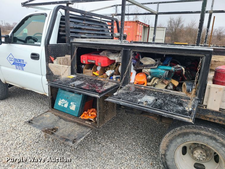 image for item JG9473 2003 Chevrolet Silverado 3500  flatbed pickup truck