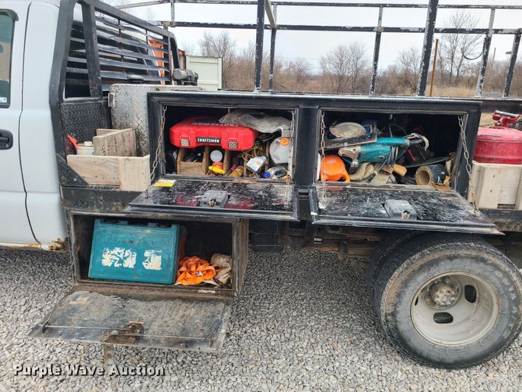 image for item JG9473 2003 Chevrolet Silverado 3500  flatbed pickup truck