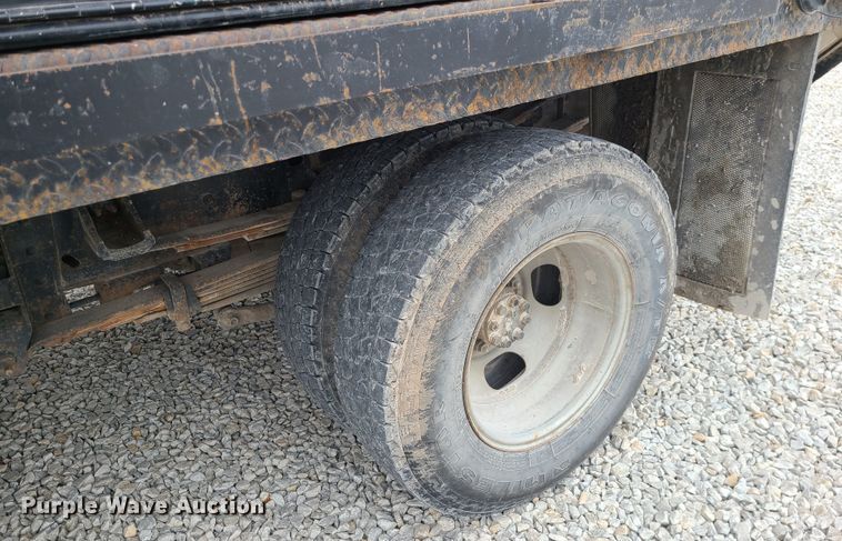 image for item JG9473 2003 Chevrolet Silverado 3500  flatbed pickup truck