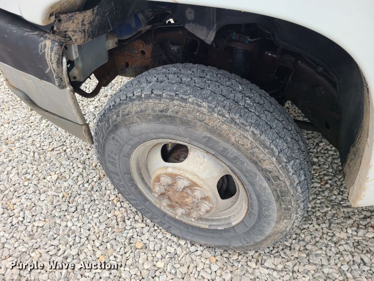 image for item JG9473 2003 Chevrolet Silverado 3500  flatbed pickup truck