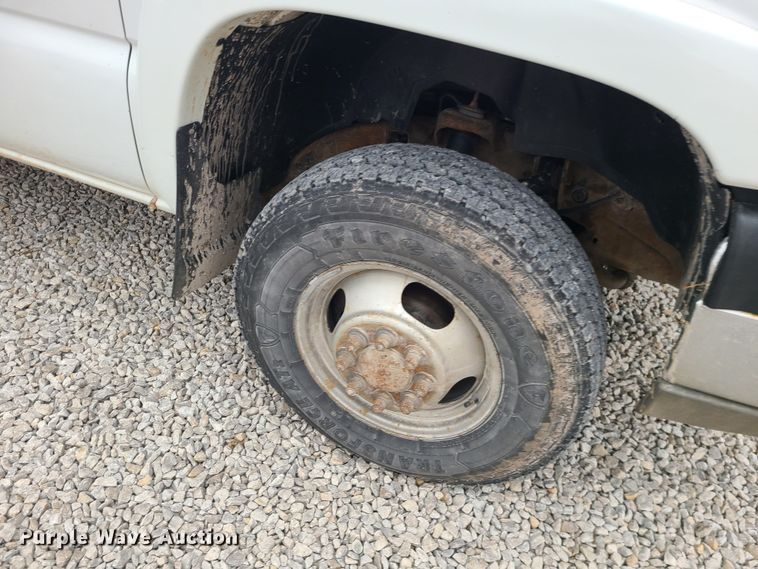 image for item JG9473 2003 Chevrolet Silverado 3500  flatbed pickup truck