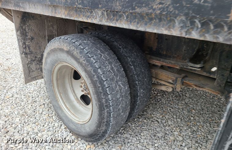 image for item JG9473 2003 Chevrolet Silverado 3500  flatbed pickup truck