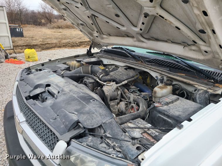 image for item JG9473 2003 Chevrolet Silverado 3500  flatbed pickup truck