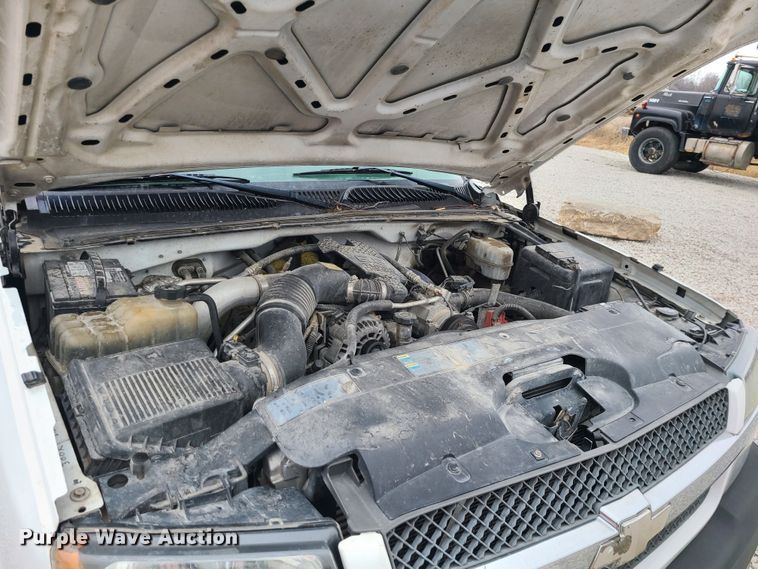 image for item JG9473 2003 Chevrolet Silverado 3500  flatbed pickup truck