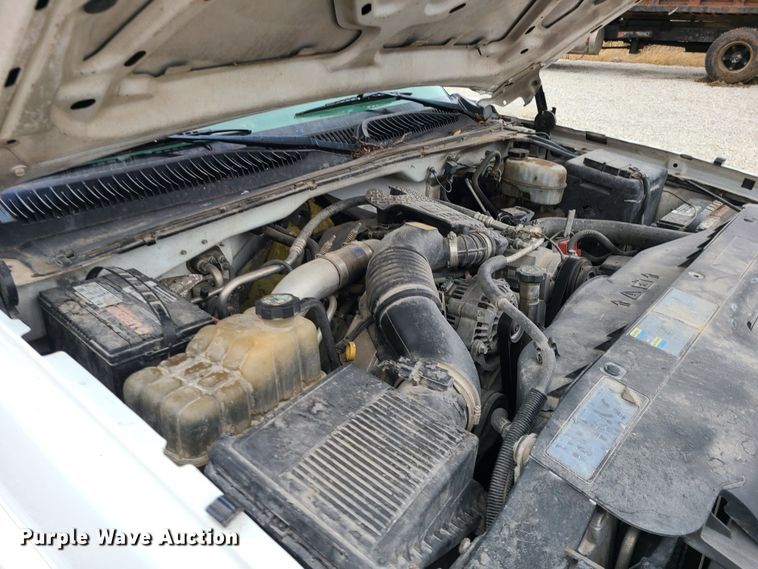 image for item JG9473 2003 Chevrolet Silverado 3500  flatbed pickup truck