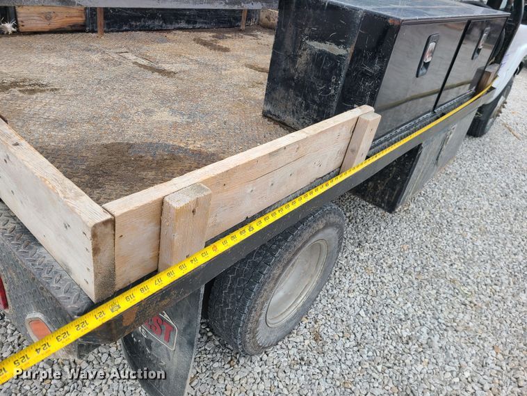 image for item JG9473 2003 Chevrolet Silverado 3500  flatbed pickup truck