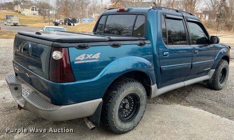 image for item JU9657 2001 Ford Explorer Sport Trac  Crew Cab pickup truck