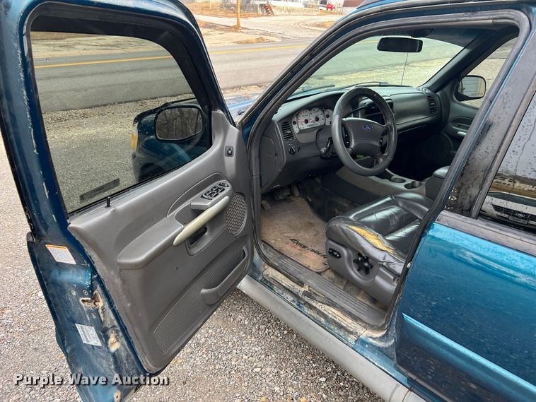 image for item JU9657 2001 Ford Explorer Sport Trac  Crew Cab pickup truck