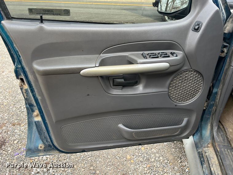 image for item JU9657 2001 Ford Explorer Sport Trac  Crew Cab pickup truck