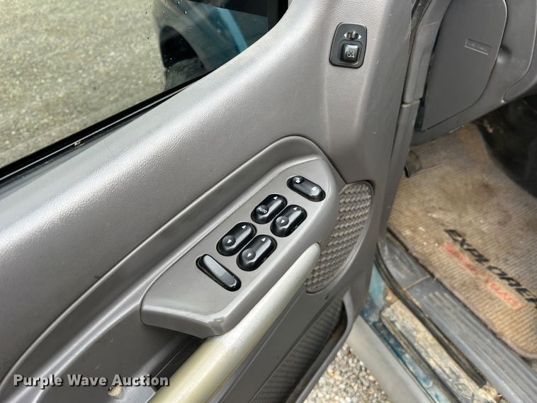 image for item JU9657 2001 Ford Explorer Sport Trac  Crew Cab pickup truck