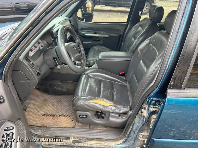 image for item JU9657 2001 Ford Explorer Sport Trac  Crew Cab pickup truck