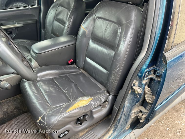 image for item JU9657 2001 Ford Explorer Sport Trac  Crew Cab pickup truck