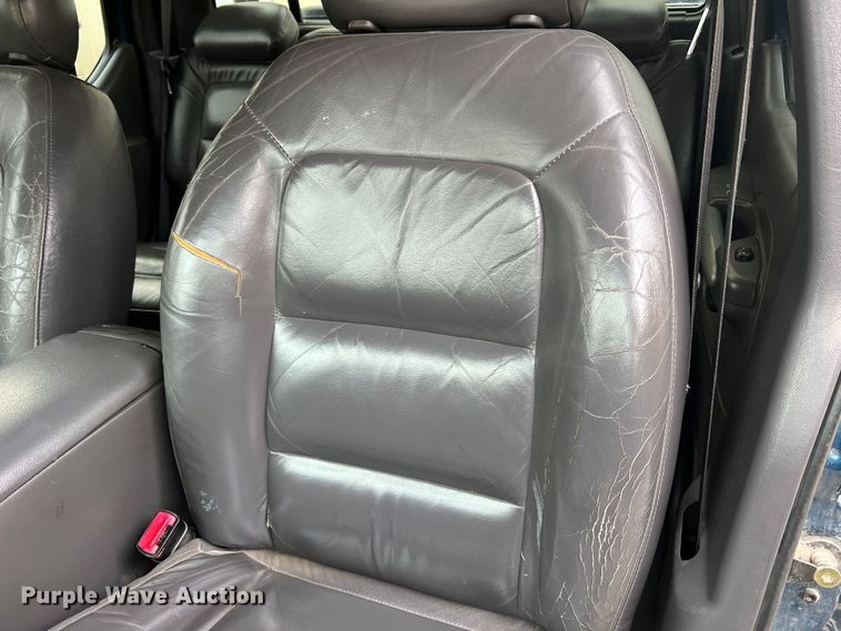 image for item JU9657 2001 Ford Explorer Sport Trac  Crew Cab pickup truck