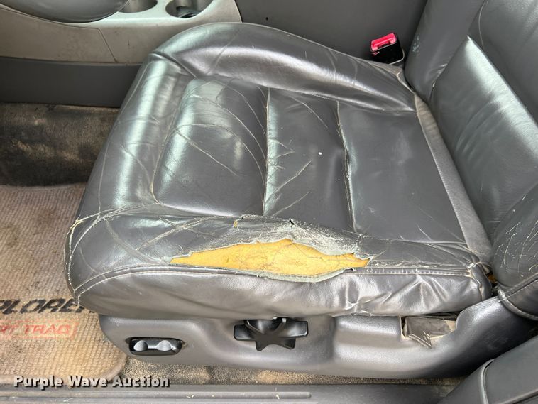 image for item JU9657 2001 Ford Explorer Sport Trac  Crew Cab pickup truck