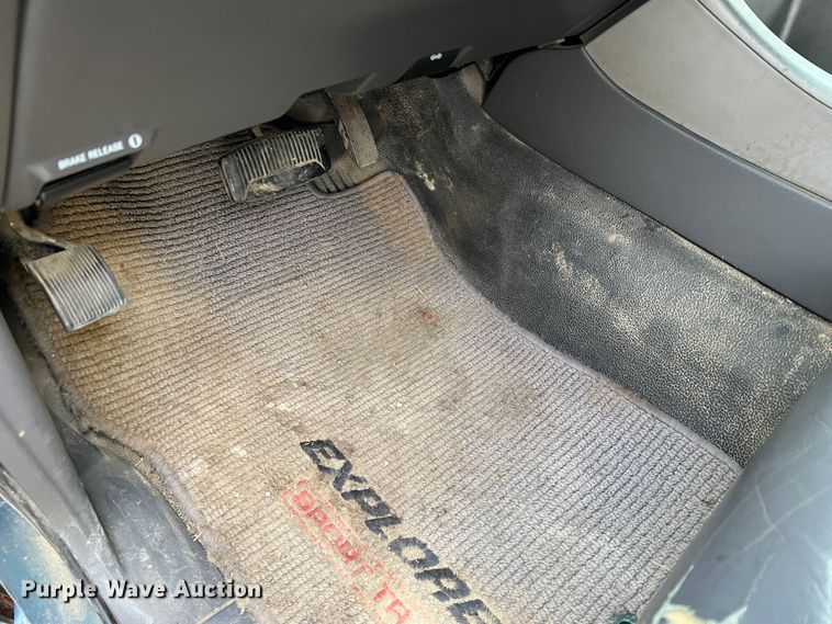 image for item JU9657 2001 Ford Explorer Sport Trac  Crew Cab pickup truck