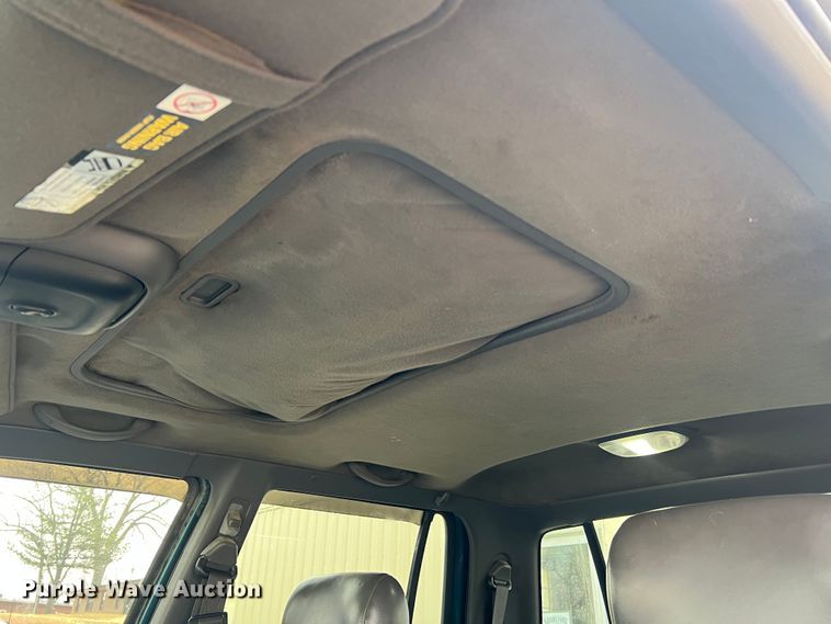 image for item JU9657 2001 Ford Explorer Sport Trac  Crew Cab pickup truck