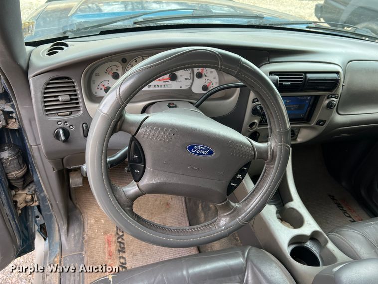 image for item JU9657 2001 Ford Explorer Sport Trac  Crew Cab pickup truck